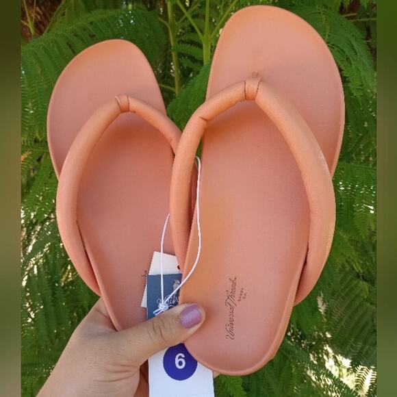 🎉2/$25🎉[NEW IN BOX] Women's Jewel Padded Flip Flop Sandals - Universal Thread - Picture 1 of 4